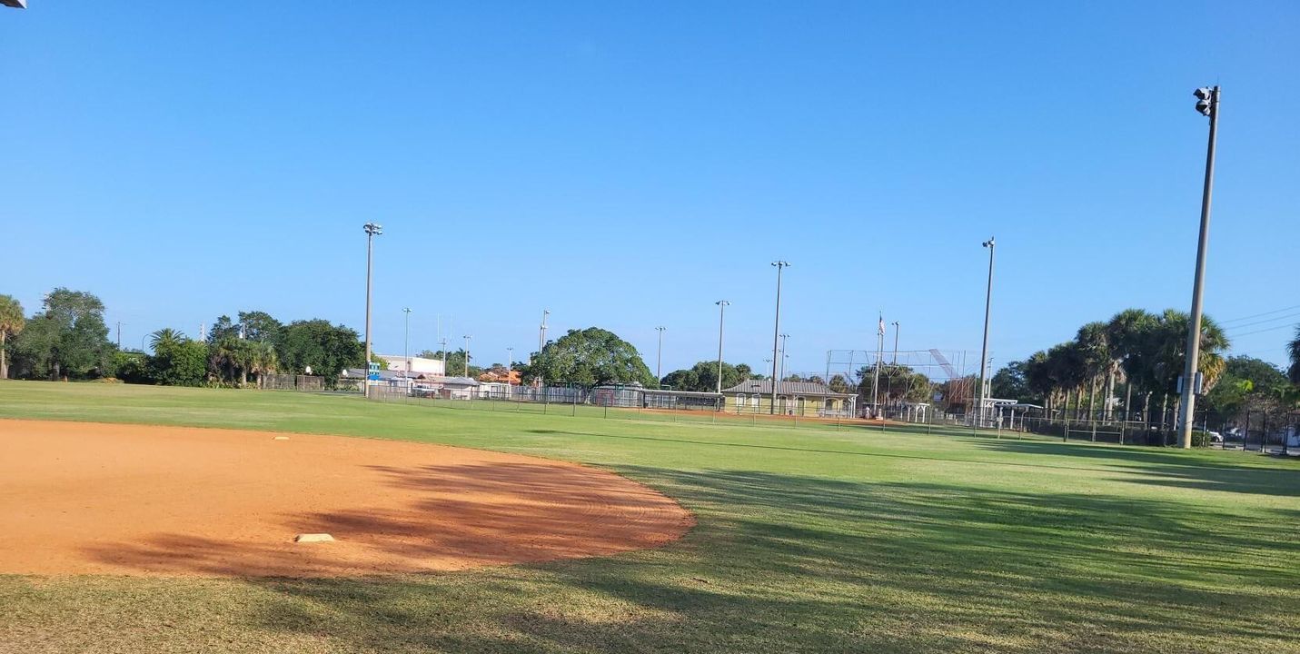 合同活跃: $465,000 (4 贝兹, 2 浴室, 1867 平方英尺)