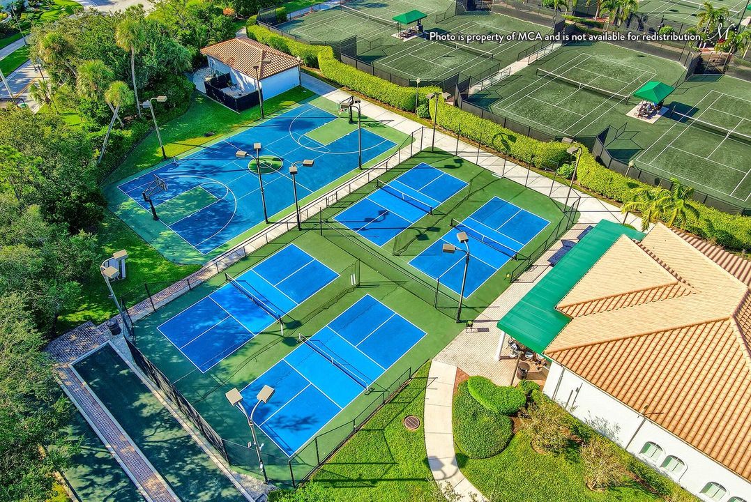 Под контрактом: $2,395,000 (4 спален, 5 ванн, 3872 Квадратных фут)