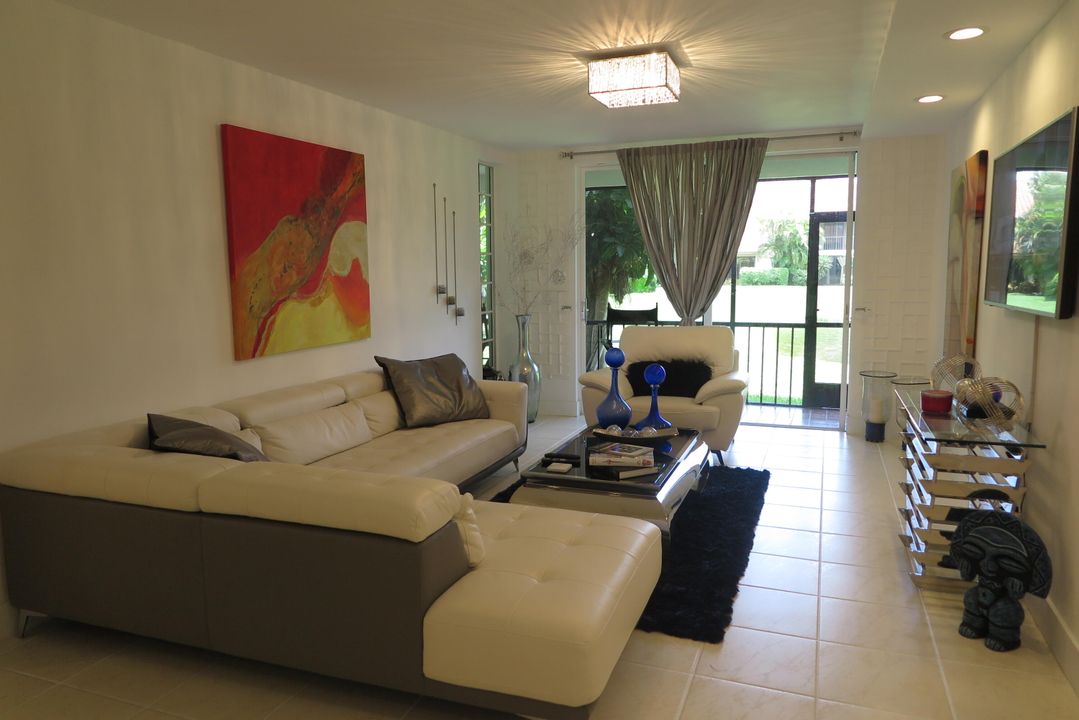 Под контрактом: $5,800 (2 спален, 2 ванн, 1300 Квадратных фут)