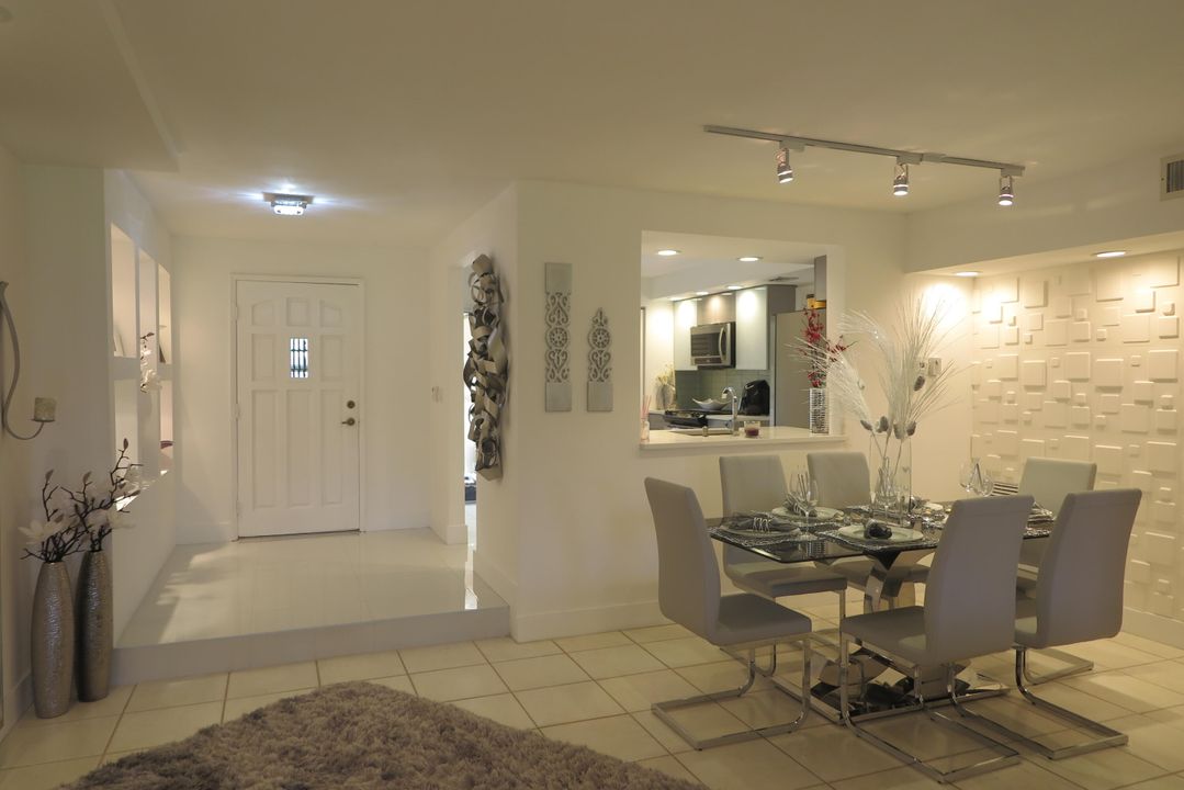 Под контрактом: $5,800 (2 спален, 2 ванн, 1300 Квадратных фут)