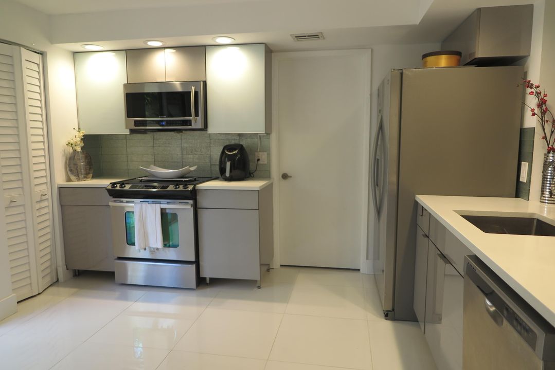 Под контрактом: $5,800 (2 спален, 2 ванн, 1300 Квадратных фут)