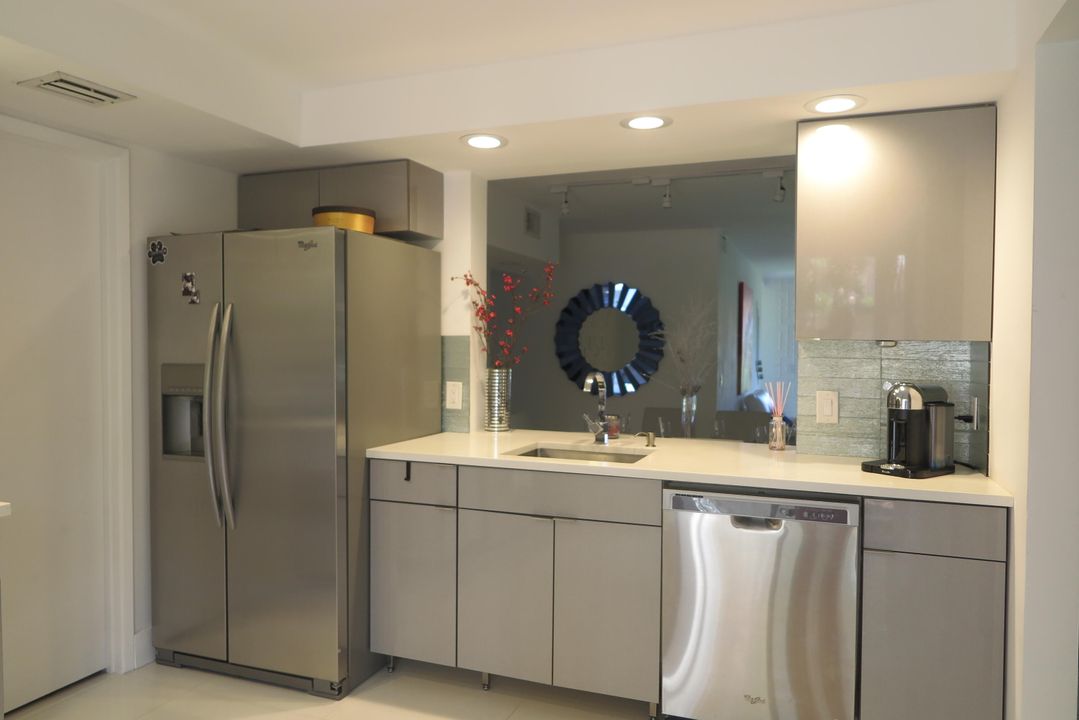 Под контрактом: $5,800 (2 спален, 2 ванн, 1300 Квадратных фут)