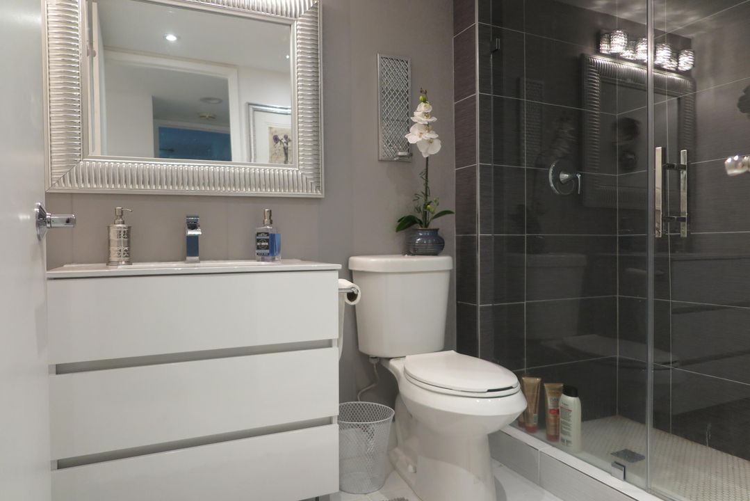 Под контрактом: $5,800 (2 спален, 2 ванн, 1300 Квадратных фут)