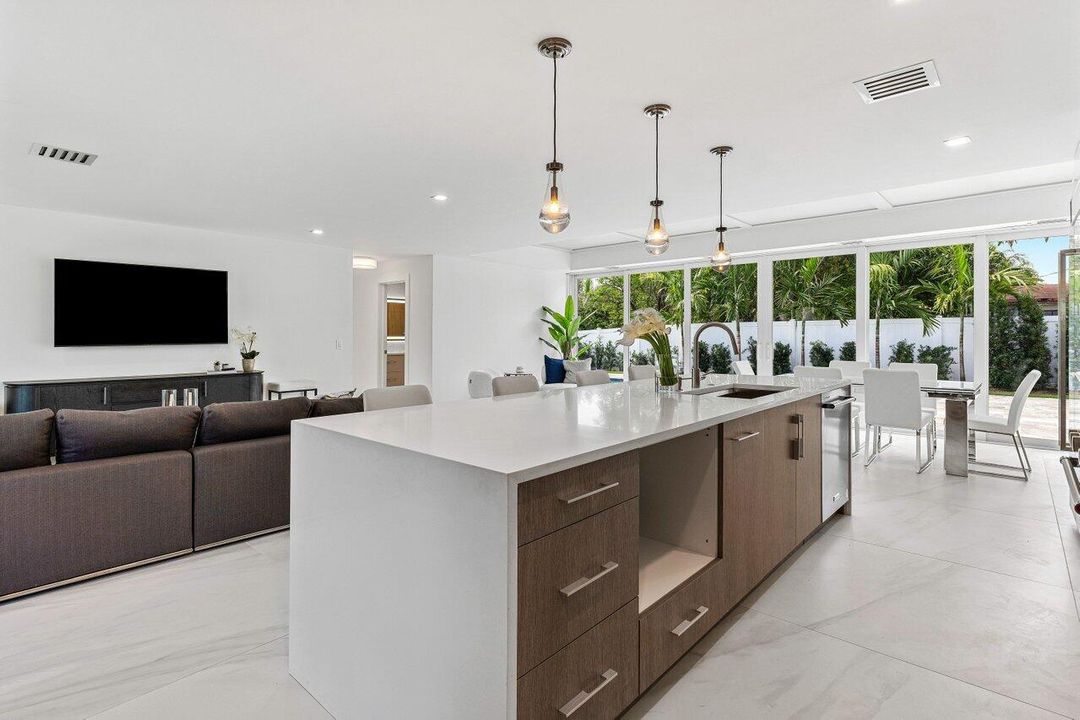 For Sale: $1,595,000 (3 beds, 2 baths, 1907 Square Feet)