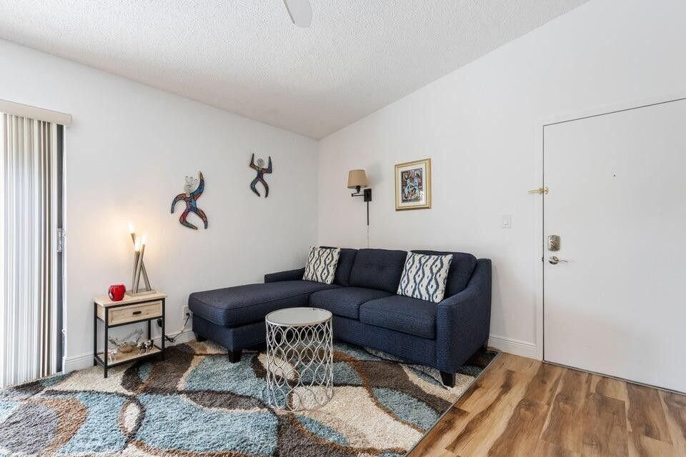 Active With Contract: $2,900 (2 beds, 2 baths, 976 Square Feet)