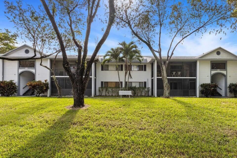 Active With Contract: $2,900 (2 beds, 2 baths, 976 Square Feet)