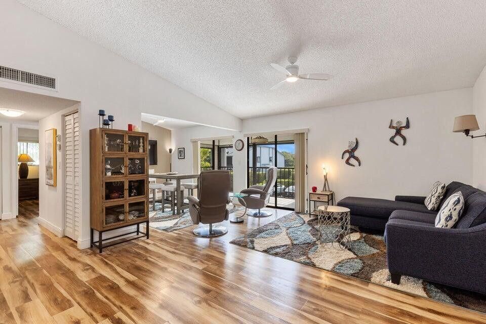 Active With Contract: $2,900 (2 beds, 2 baths, 976 Square Feet)