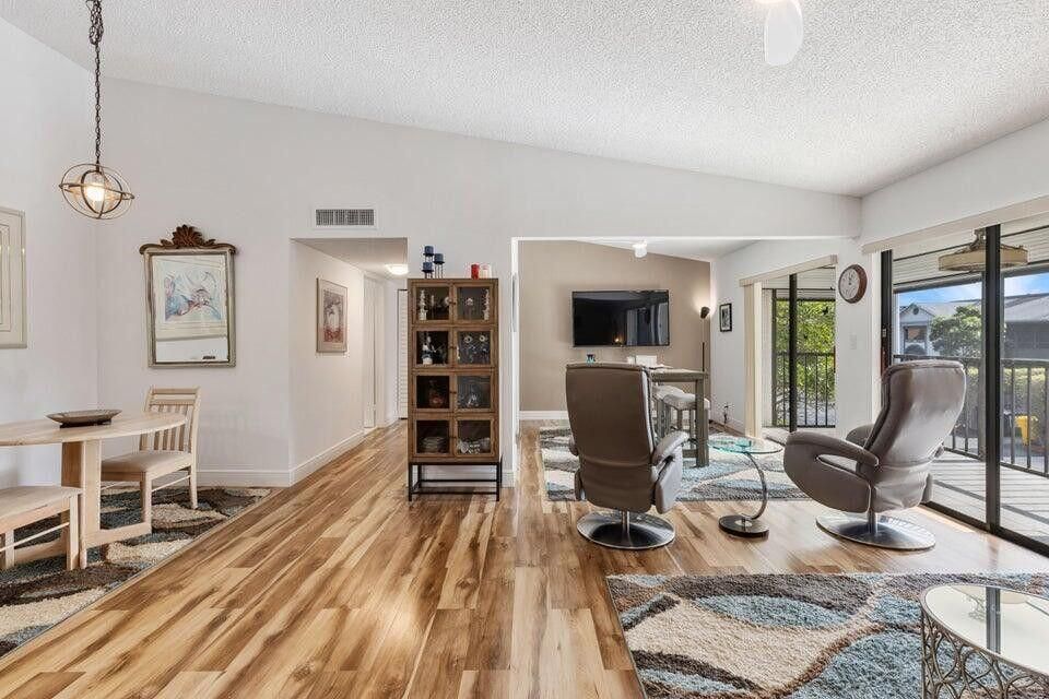 Active With Contract: $2,900 (2 beds, 2 baths, 976 Square Feet)