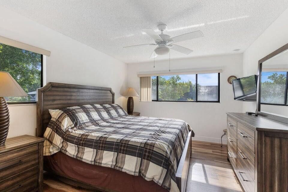 Active With Contract: $2,900 (2 beds, 2 baths, 976 Square Feet)