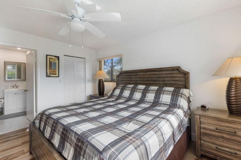 Active With Contract: $2,900 (2 beds, 2 baths, 976 Square Feet)