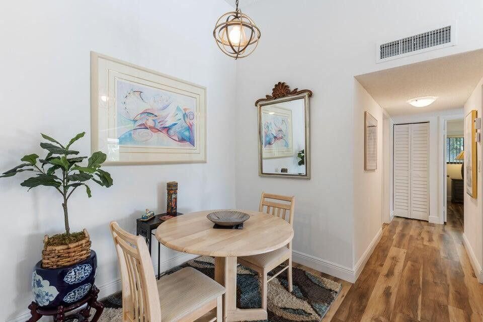 Active With Contract: $2,900 (2 beds, 2 baths, 976 Square Feet)