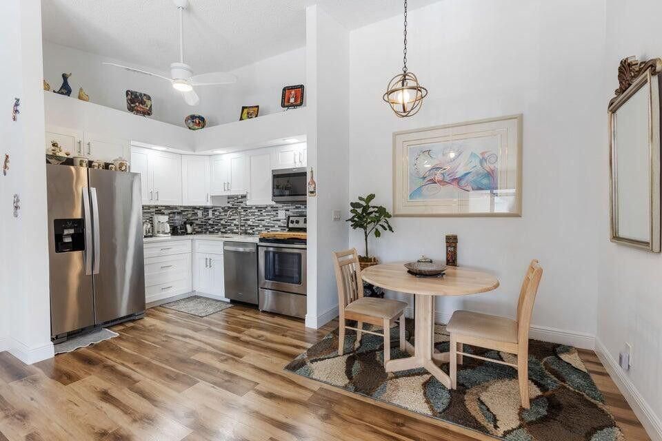 Active With Contract: $2,900 (2 beds, 2 baths, 976 Square Feet)