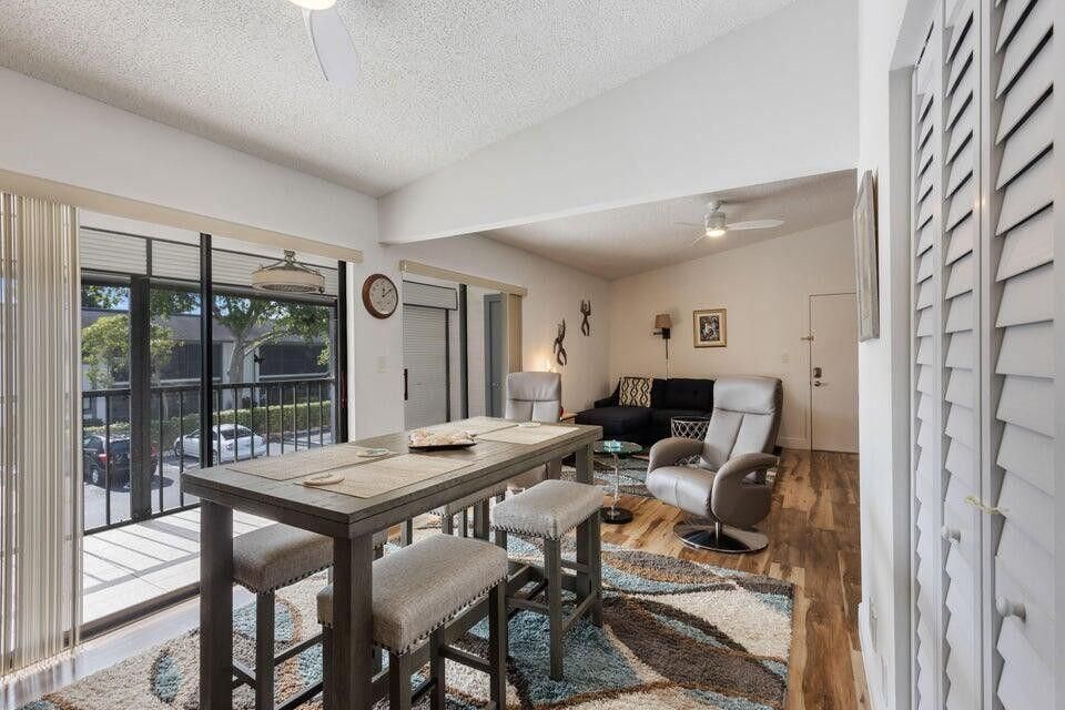 Active With Contract: $2,900 (2 beds, 2 baths, 976 Square Feet)