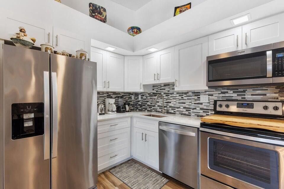 Active With Contract: $2,900 (2 beds, 2 baths, 976 Square Feet)