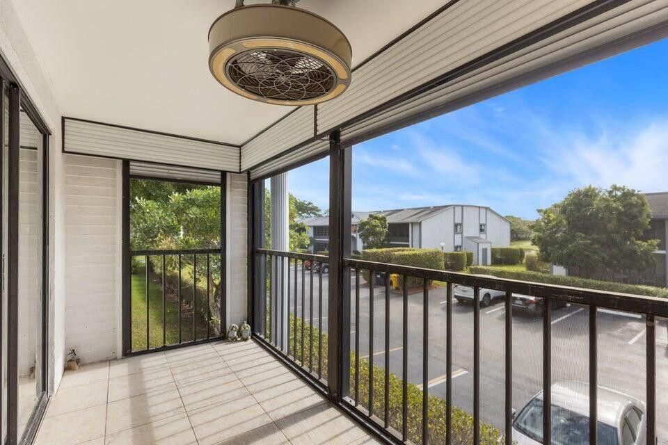 Active With Contract: $2,900 (2 beds, 2 baths, 976 Square Feet)