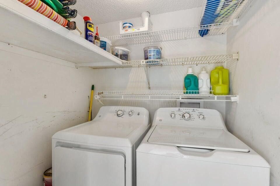 Active With Contract: $2,900 (2 beds, 2 baths, 976 Square Feet)