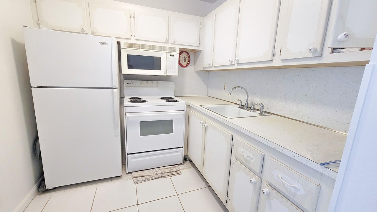 For Sale: $57,000 (1 beds, 1 baths, 570 Square Feet)
