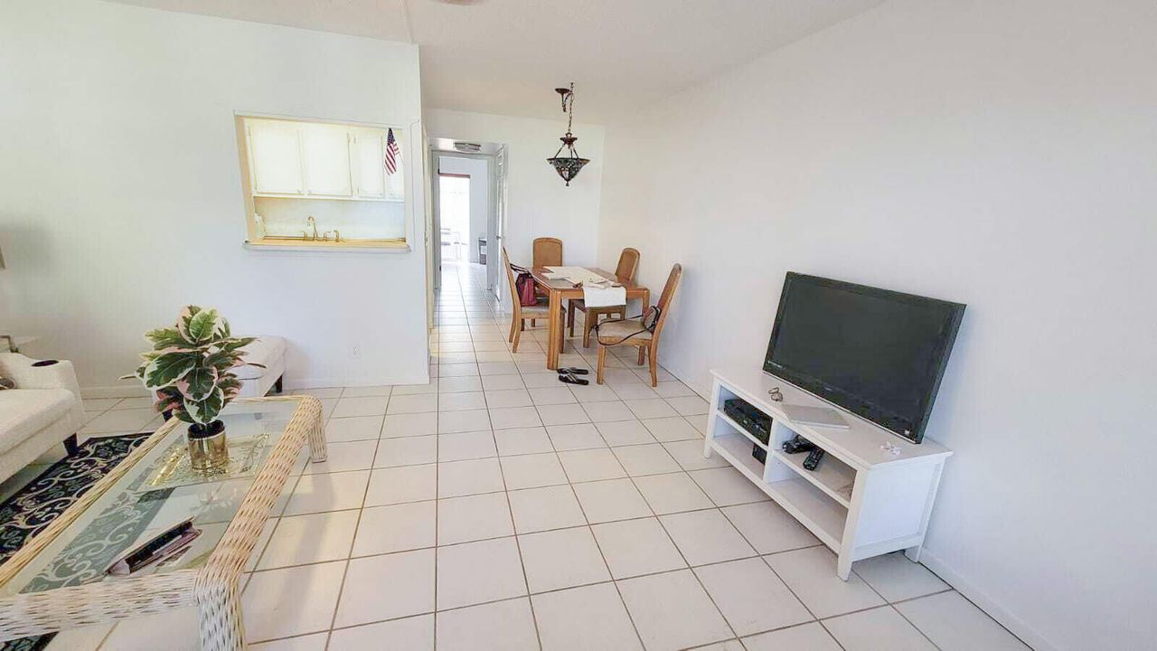 For Sale: $57,000 (1 beds, 1 baths, 570 Square Feet)