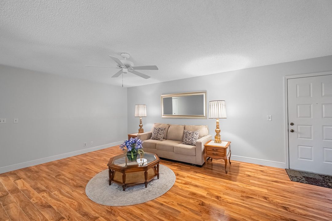 Под контрактом: $249,000 (2 спален, 2 ванн, 1188 Квадратных фут)