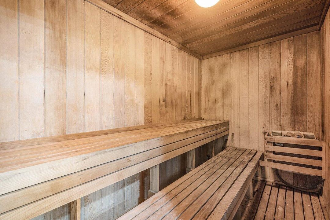 合同活跃: $7,500 (2 贝兹, 2 浴室, 1210 平方英尺)