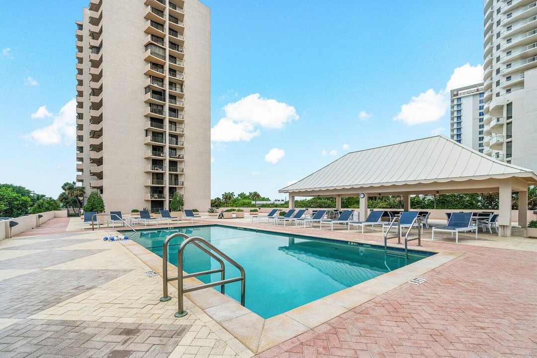 合同活跃: $7,500 (2 贝兹, 2 浴室, 1210 平方英尺)