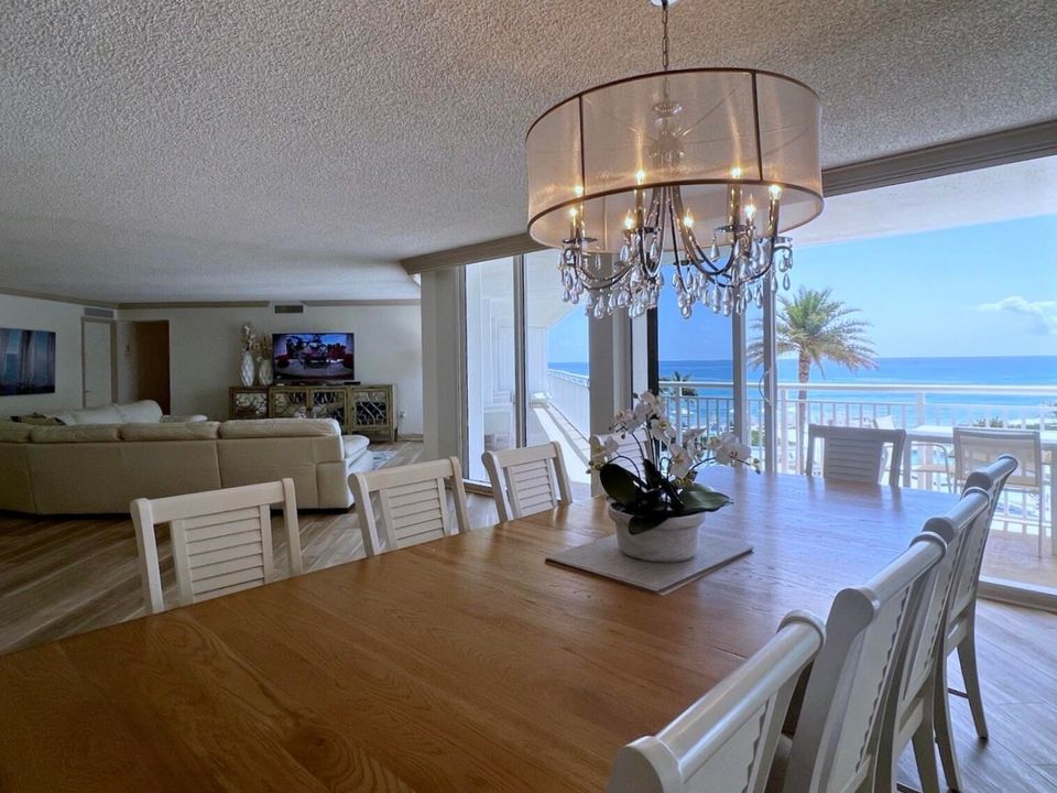 Под контрактом: $1,599,000 (3 спален, 2 ванн, 2323 Квадратных фут)