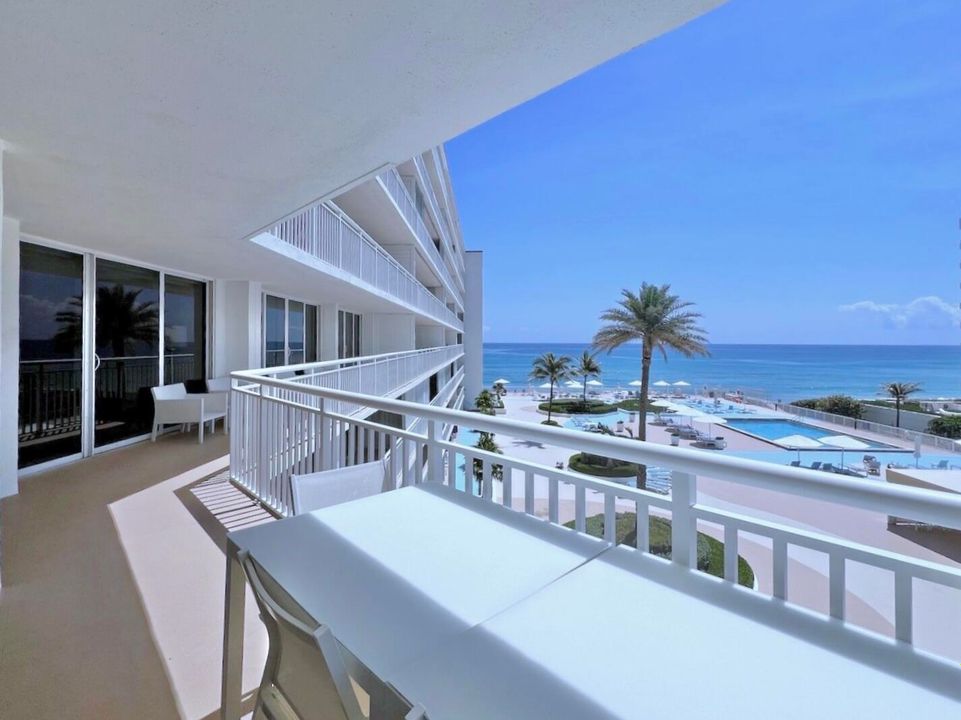 Под контрактом: $1,599,000 (3 спален, 2 ванн, 2323 Квадратных фут)