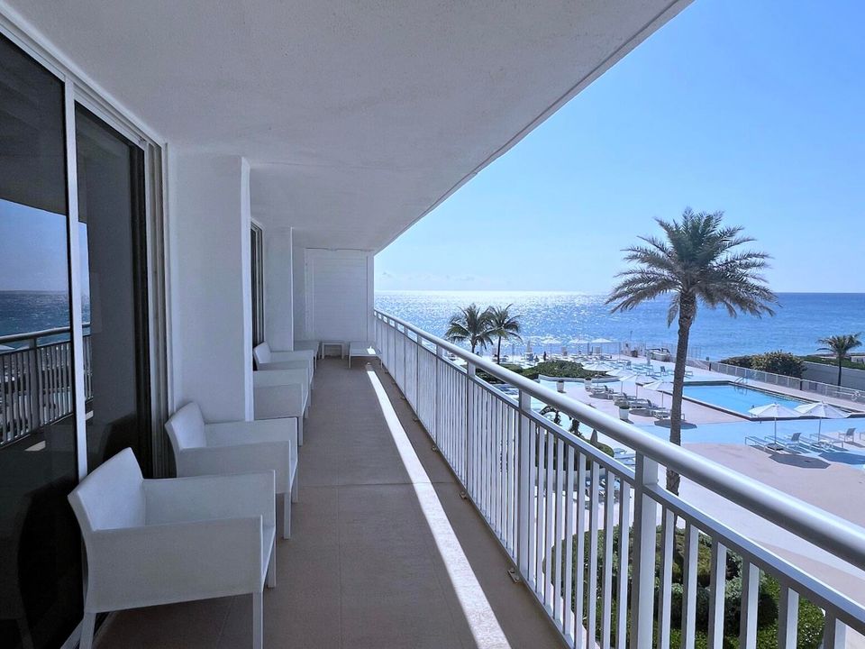 Под контрактом: $1,599,000 (3 спален, 2 ванн, 2323 Квадратных фут)