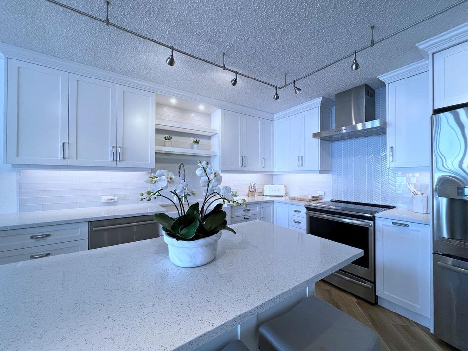 Под контрактом: $1,599,000 (3 спален, 2 ванн, 2323 Квадратных фут)