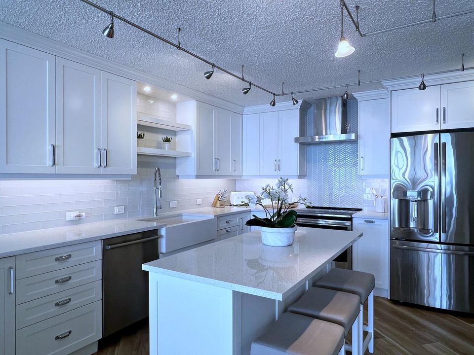 Под контрактом: $1,599,000 (3 спален, 2 ванн, 2323 Квадратных фут)