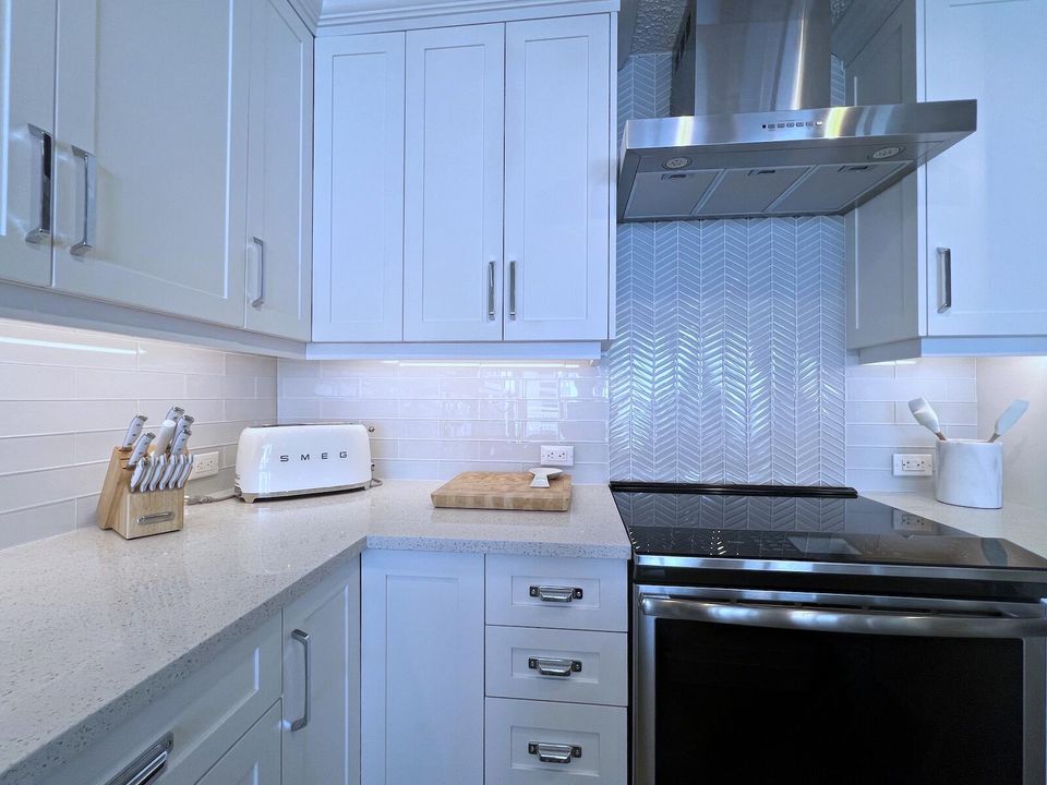 Под контрактом: $1,599,000 (3 спален, 2 ванн, 2323 Квадратных фут)