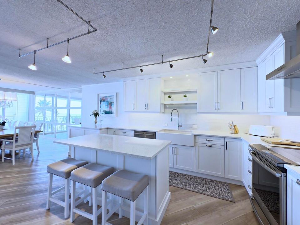 Под контрактом: $1,599,000 (3 спален, 2 ванн, 2323 Квадратных фут)