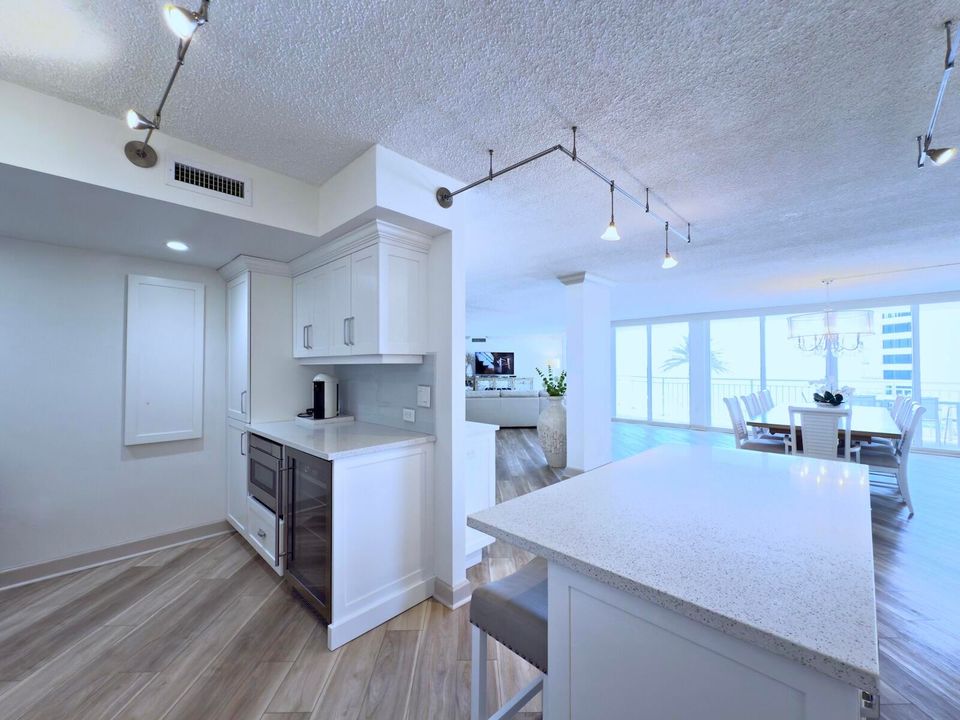 Под контрактом: $1,599,000 (3 спален, 2 ванн, 2323 Квадратных фут)