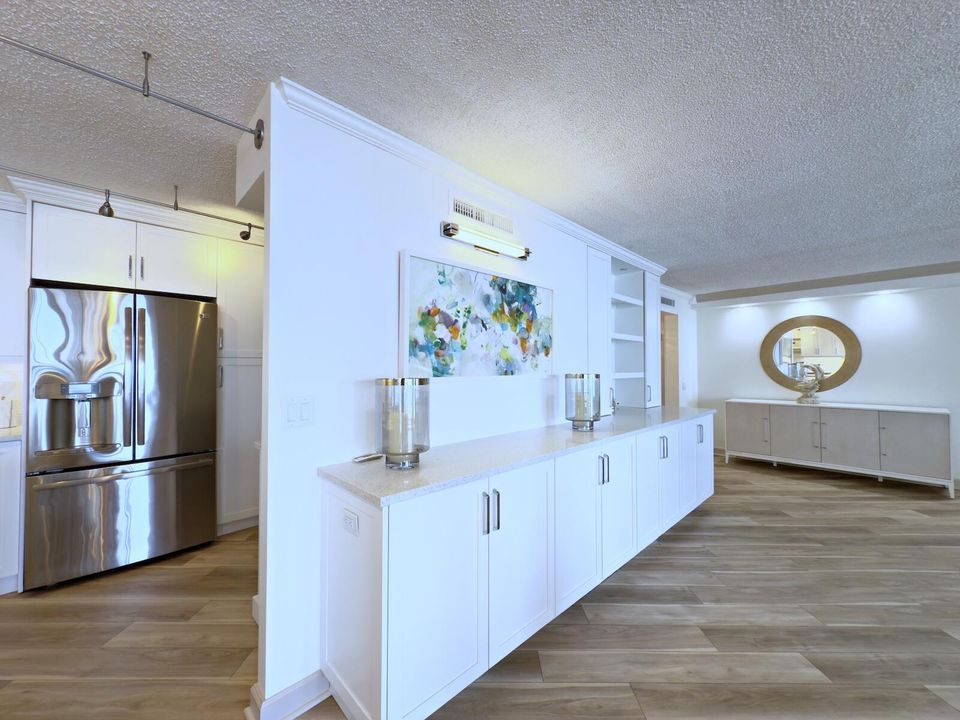 Под контрактом: $1,599,000 (3 спален, 2 ванн, 2323 Квадратных фут)