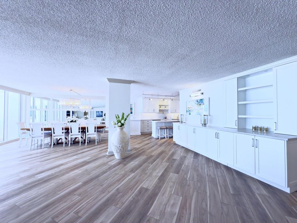 Под контрактом: $1,599,000 (3 спален, 2 ванн, 2323 Квадратных фут)