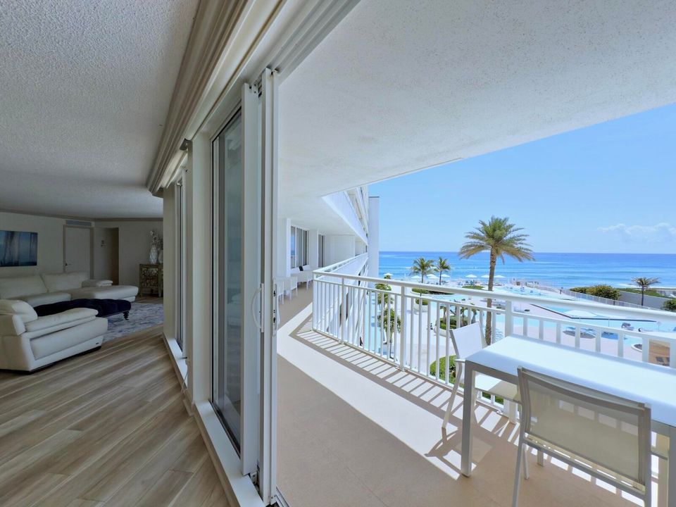 Под контрактом: $1,599,000 (3 спален, 2 ванн, 2323 Квадратных фут)