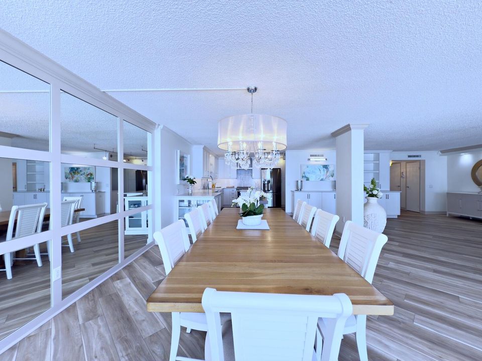 Под контрактом: $1,599,000 (3 спален, 2 ванн, 2323 Квадратных фут)