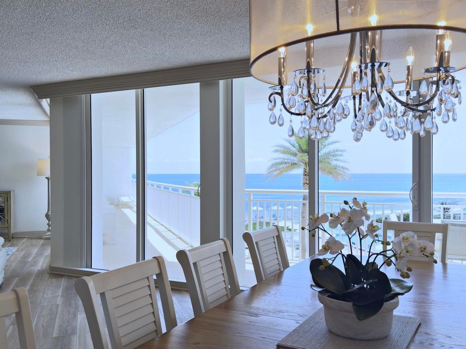 Под контрактом: $1,599,000 (3 спален, 2 ванн, 2323 Квадратных фут)