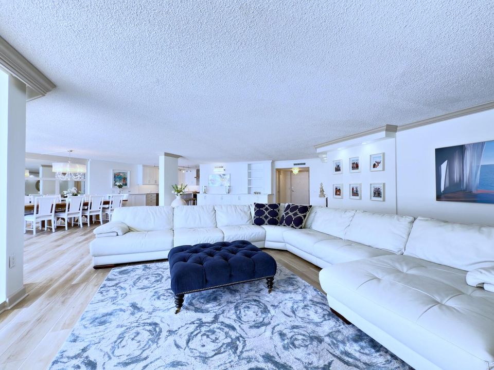 Под контрактом: $1,599,000 (3 спален, 2 ванн, 2323 Квадратных фут)