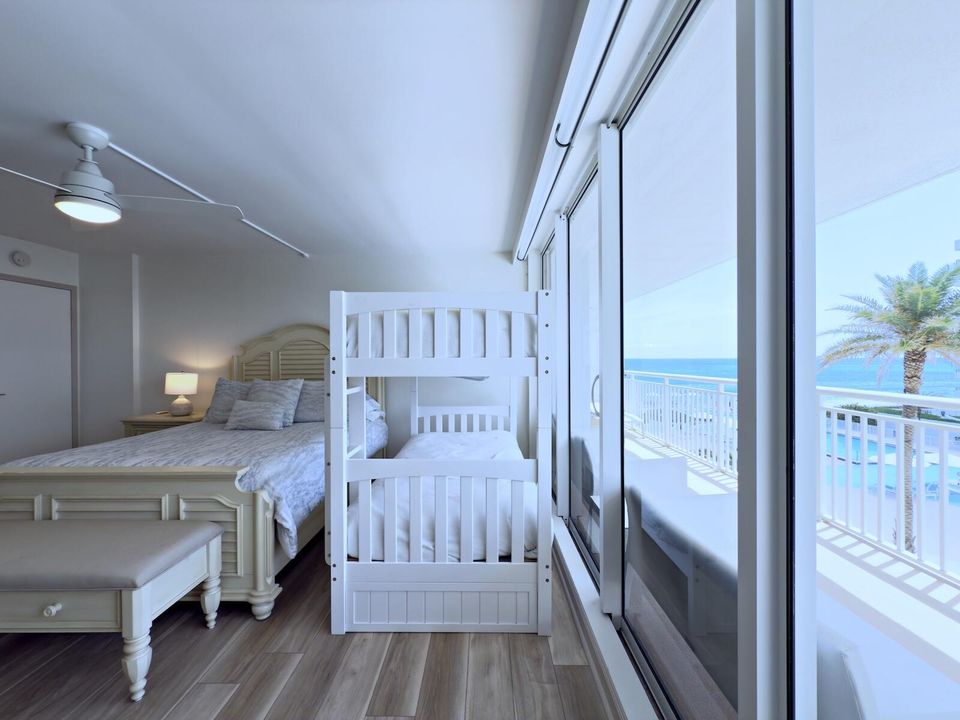 Под контрактом: $1,599,000 (3 спален, 2 ванн, 2323 Квадратных фут)