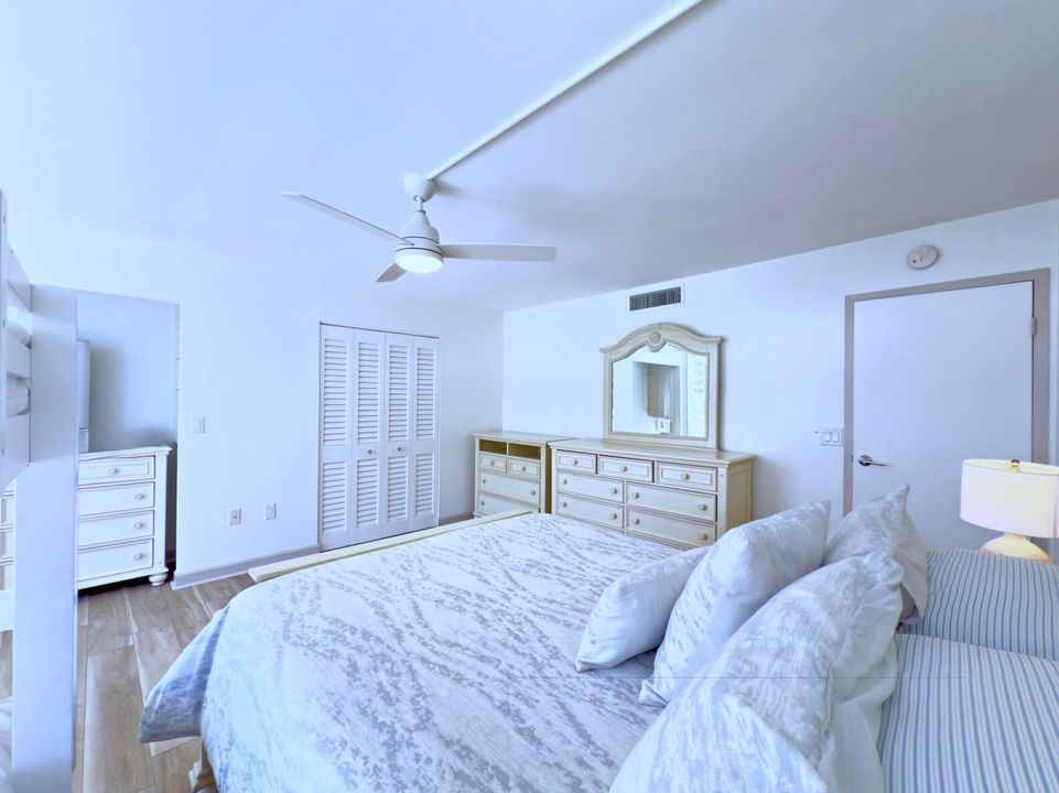 Под контрактом: $1,599,000 (3 спален, 2 ванн, 2323 Квадратных фут)