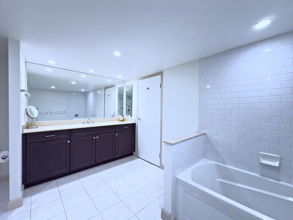 Под контрактом: $1,599,000 (3 спален, 2 ванн, 2323 Квадратных фут)