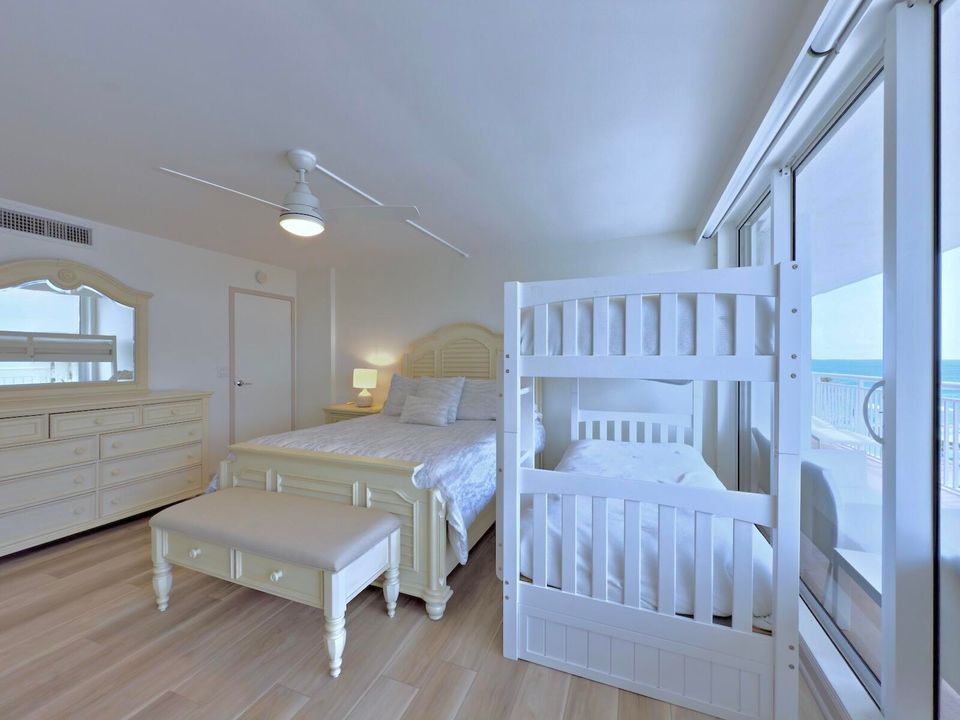 Под контрактом: $1,599,000 (3 спален, 2 ванн, 2323 Квадратных фут)