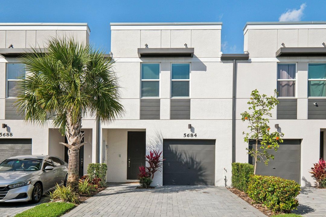 Recently Sold: $398,998 (3 beds, 2 baths, 1454 Square Feet)