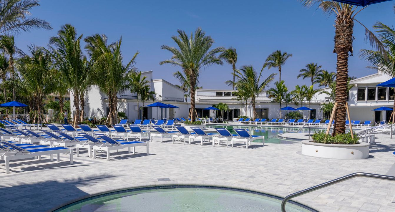 Active With Contract: $179,000 (1 beds, 1 baths, 887 Square Feet)