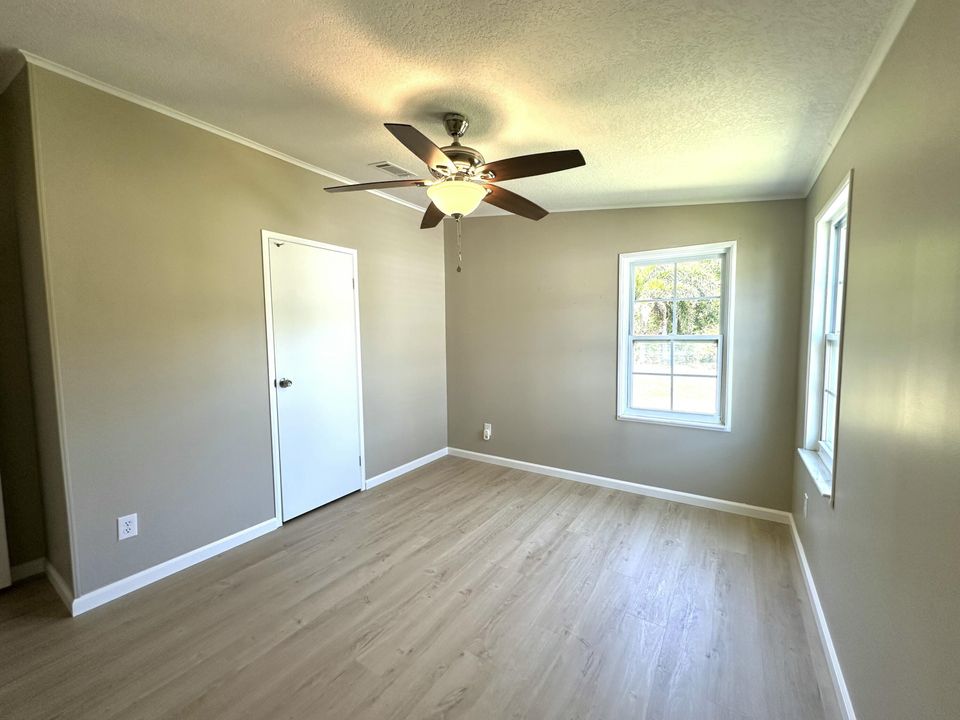 Active With Contract: $169,900 (2 beds, 2 baths, 884 Square Feet)