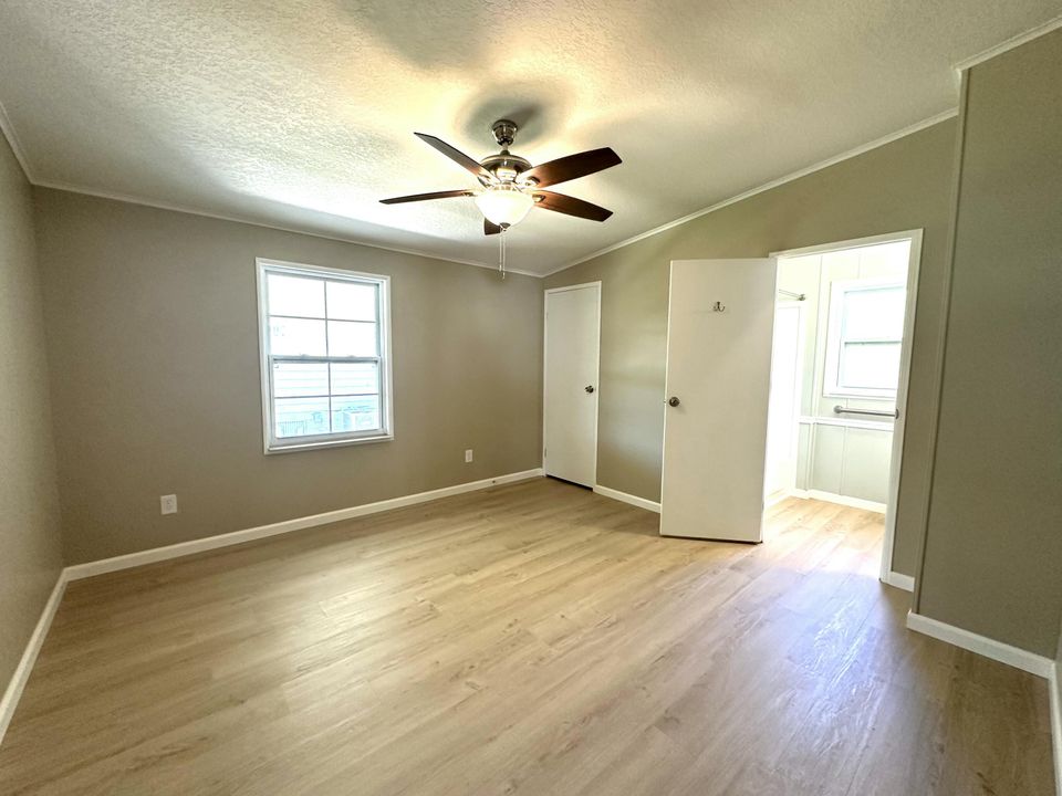 Active With Contract: $169,900 (2 beds, 2 baths, 884 Square Feet)