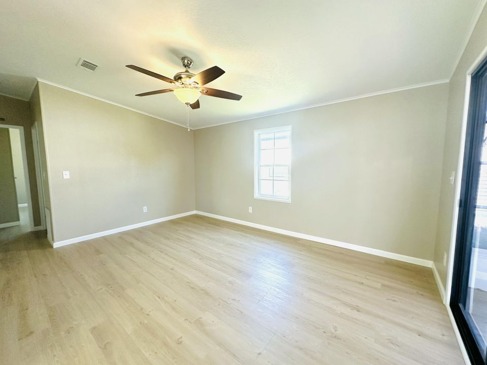 Active With Contract: $169,900 (2 beds, 2 baths, 884 Square Feet)