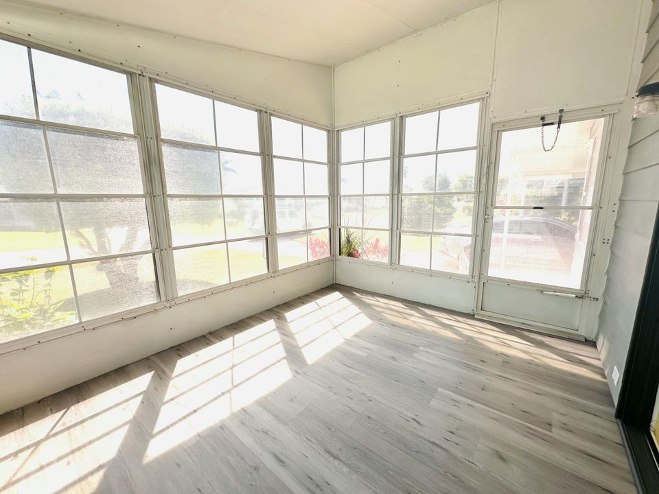 Active With Contract: $169,900 (2 beds, 2 baths, 884 Square Feet)