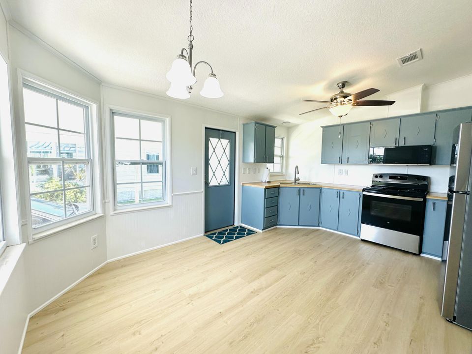 Active With Contract: $169,900 (2 beds, 2 baths, 884 Square Feet)